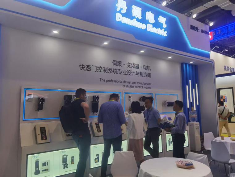 展会现场洽谈